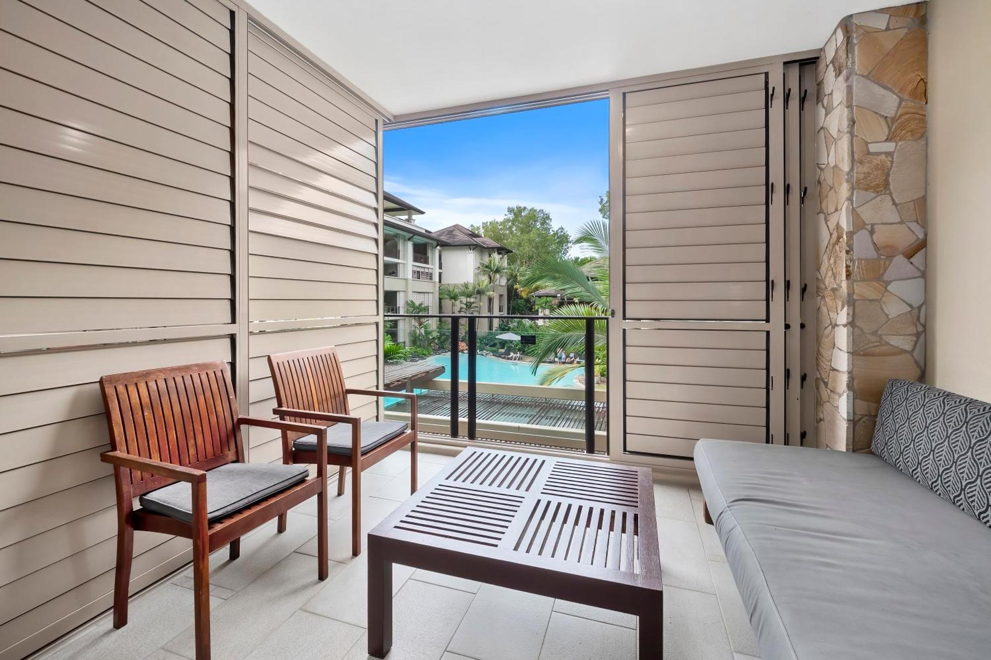 Private Apartments In The Temple Beachfront Resort Palm Cove Szoba fotó