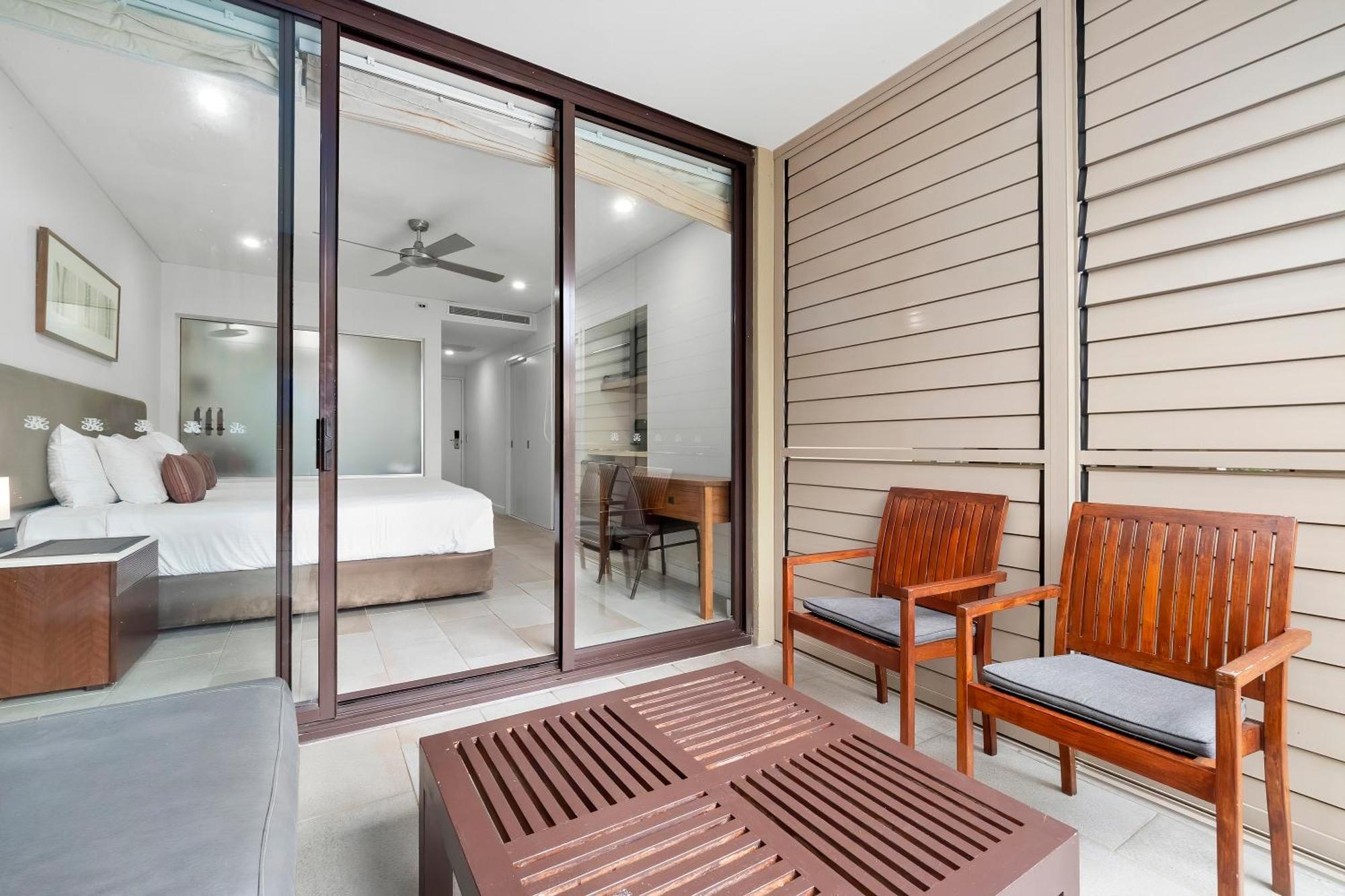 Private Apartments In The Temple Beachfront Resort Palm Cove Szoba fotó