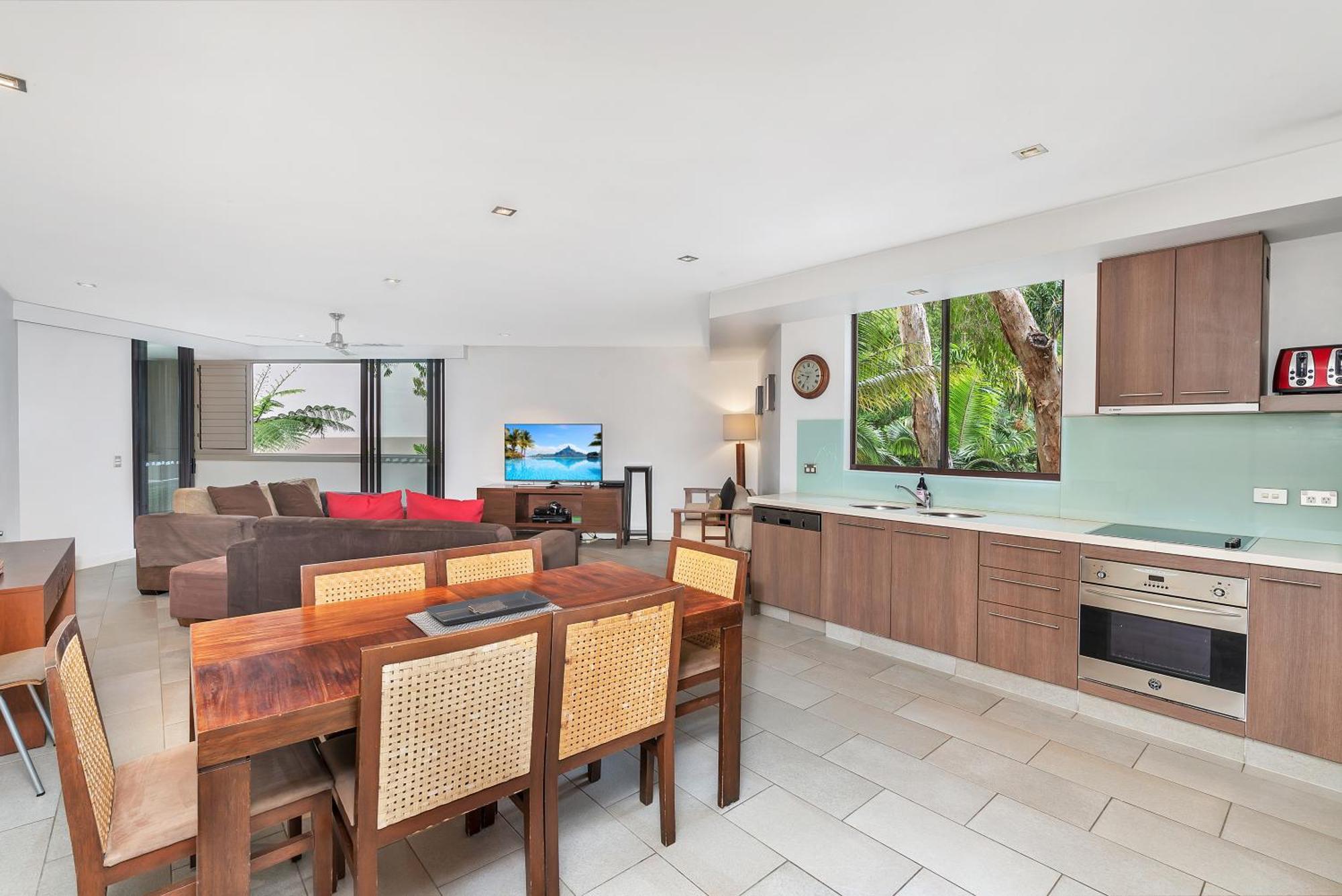 Private Apartments In The Temple Beachfront Resort Palm Cove Szoba fotó