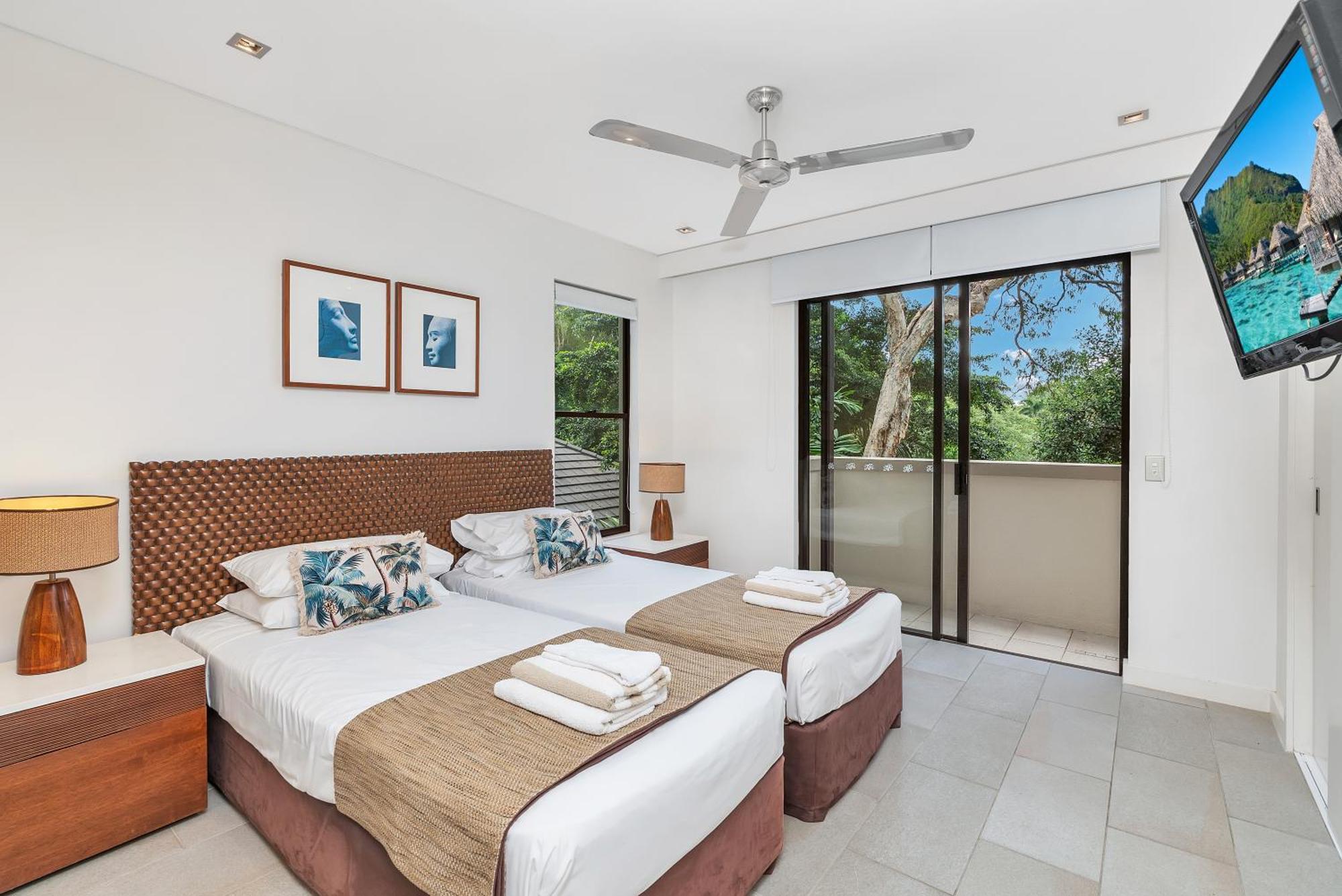 Private Apartments In The Temple Beachfront Resort Palm Cove Szoba fotó