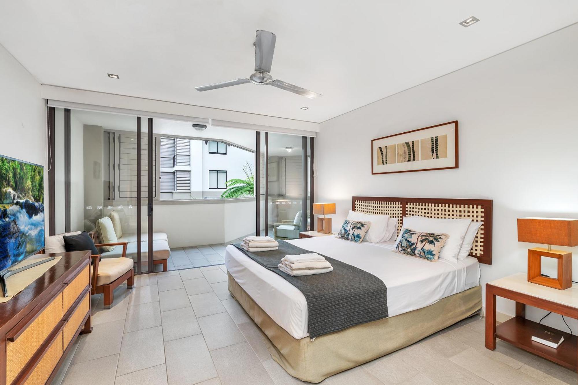 Private Apartments In The Temple Beachfront Resort Palm Cove Szoba fotó