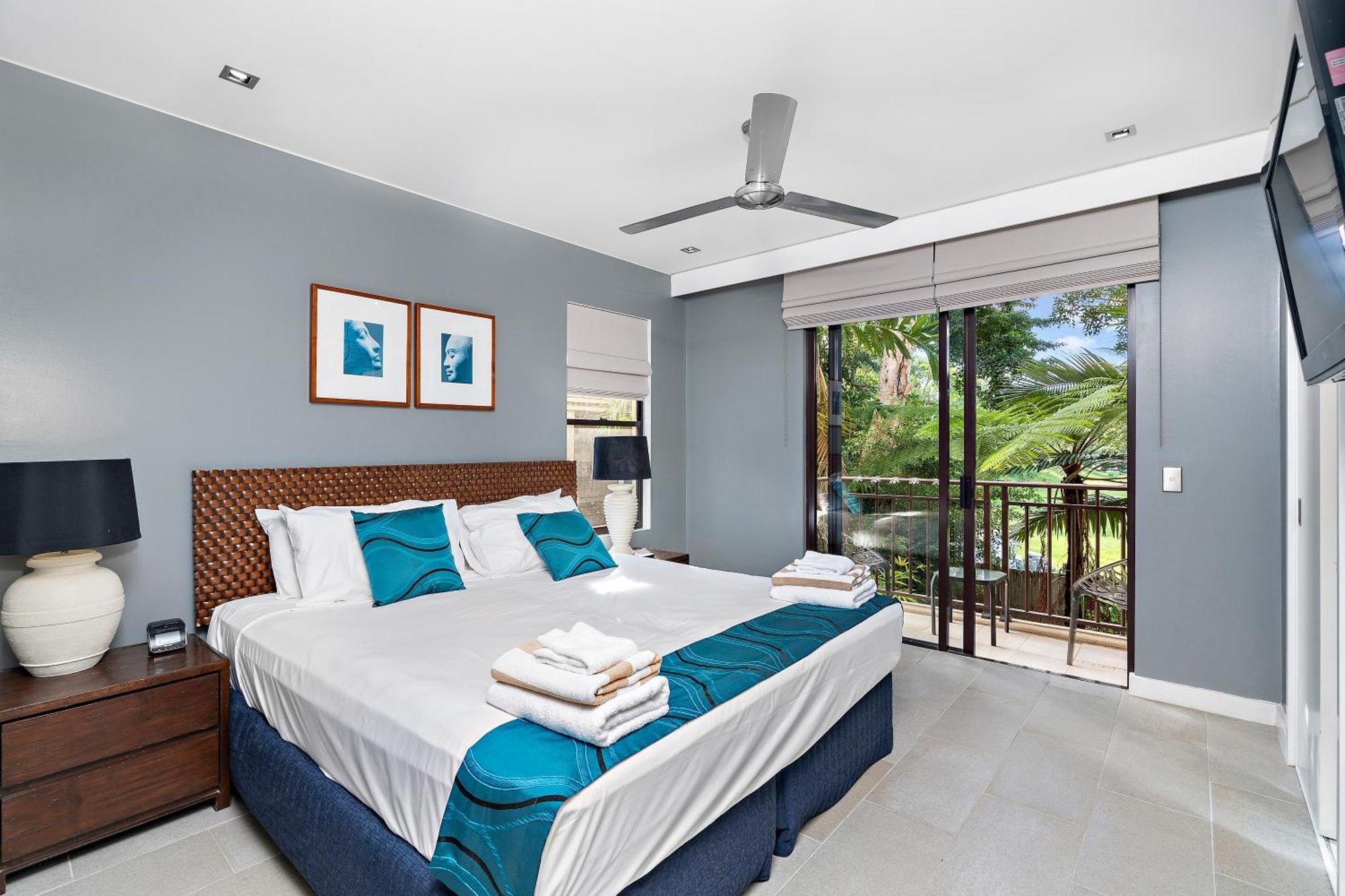 Private Apartments In The Temple Beachfront Resort Palm Cove Szoba fotó