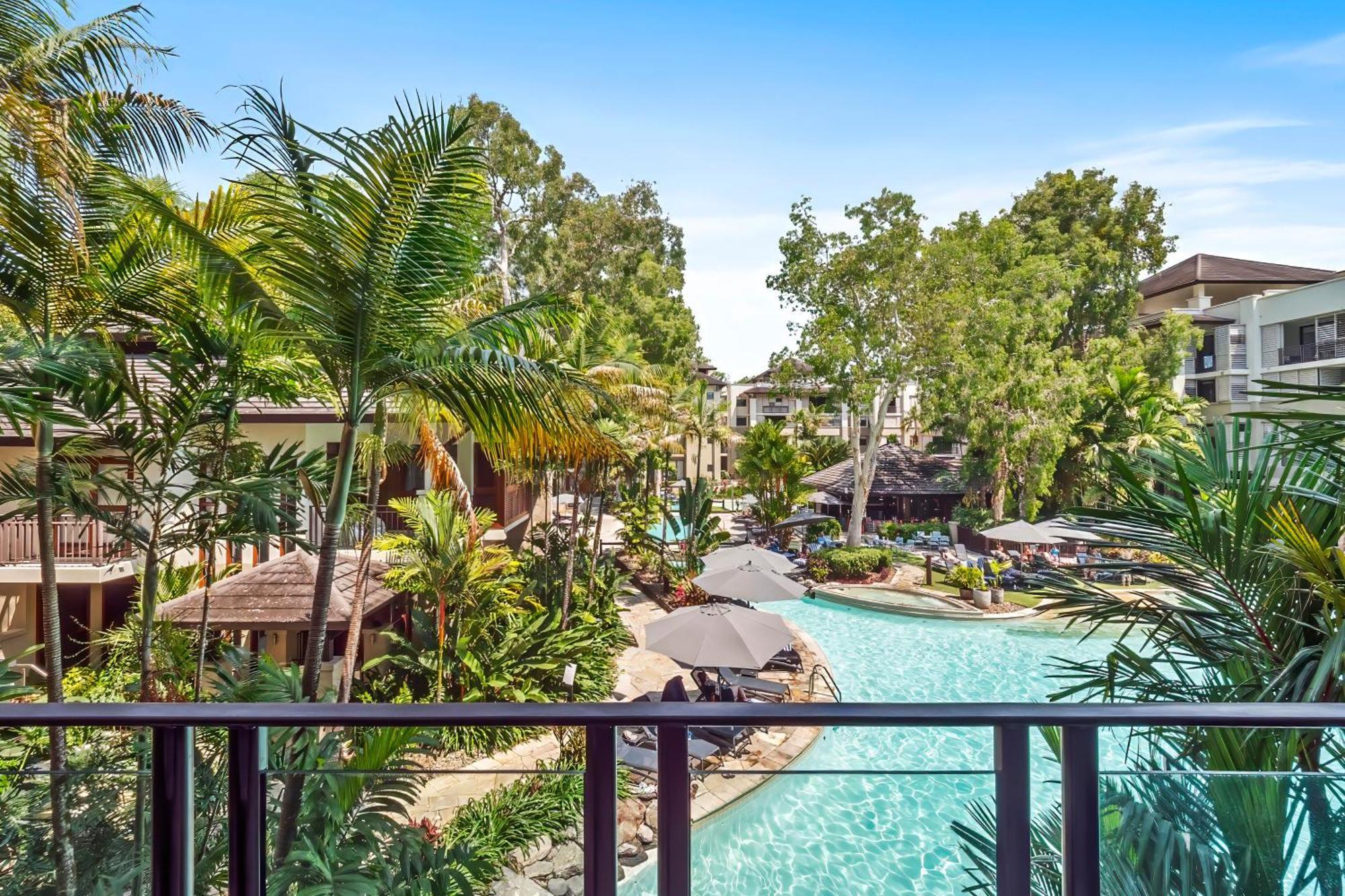 Private Apartments In The Temple Beachfront Resort Palm Cove Szoba fotó