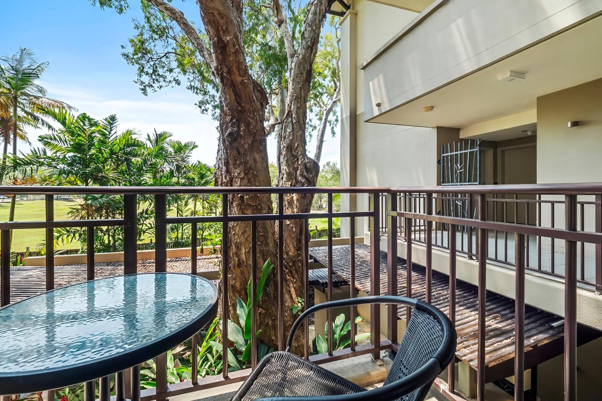 Private Apartments In The Temple Beachfront Resort Palm Cove Szoba fotó