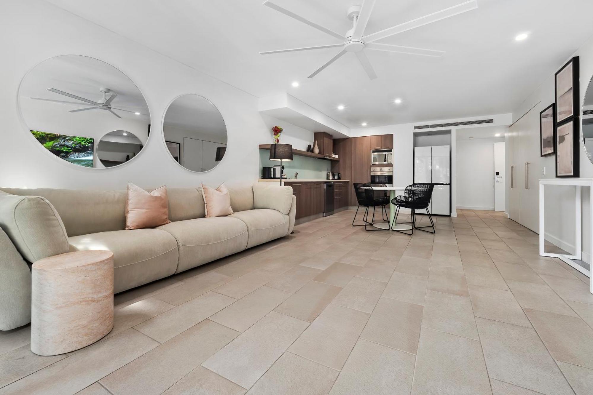 Private Apartments In The Temple Beachfront Resort Palm Cove Szoba fotó