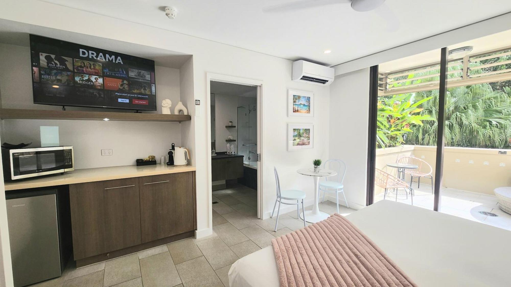 Private Apartments In The Temple Beachfront Resort Palm Cove Szoba fotó