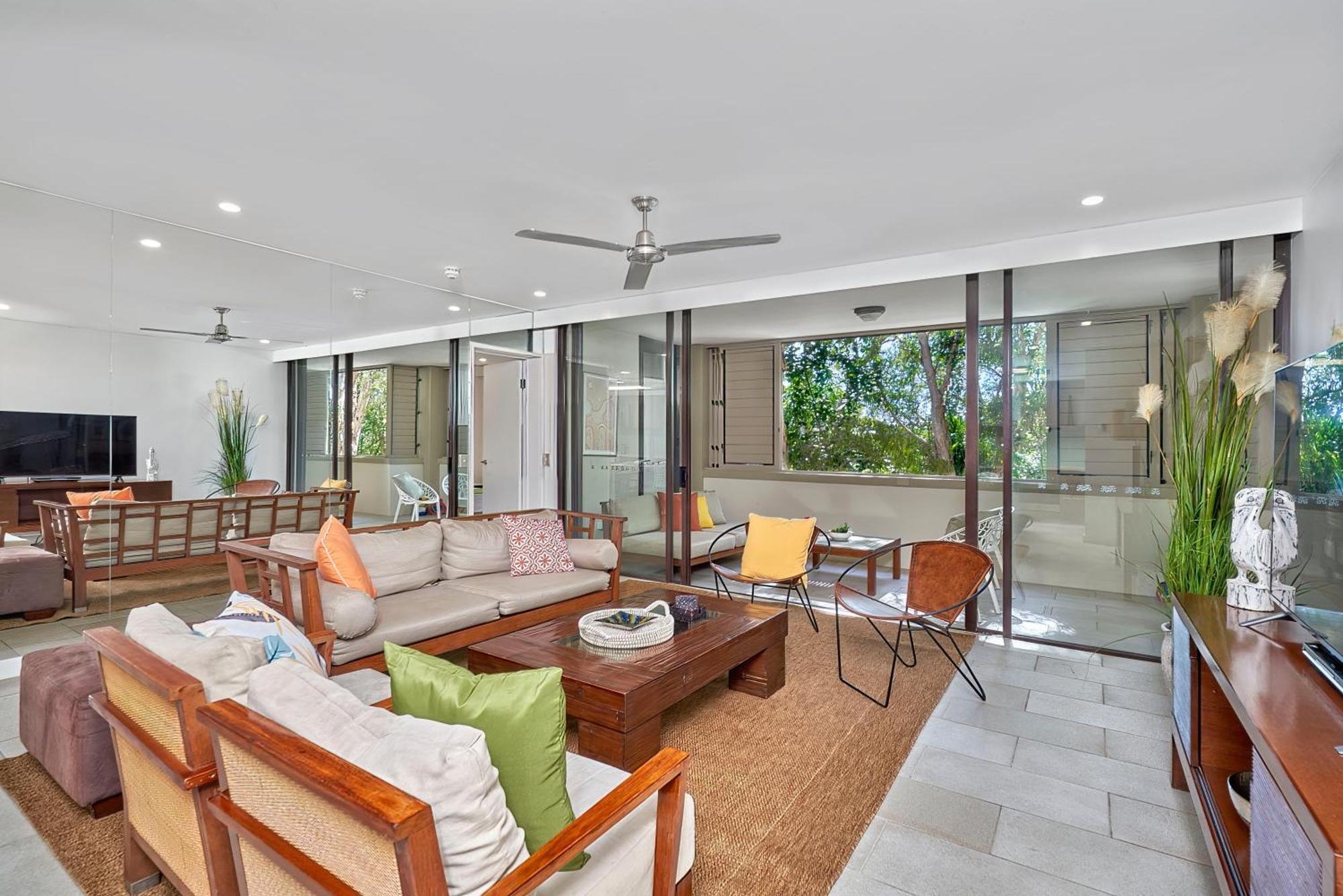 Private Apartments In The Temple Beachfront Resort Palm Cove Szoba fotó