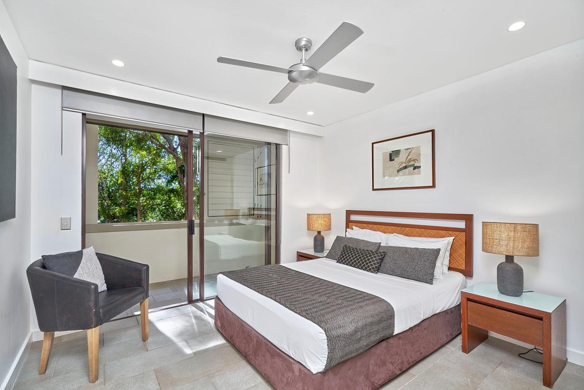 Private Apartments In The Temple Beachfront Resort Palm Cove Szoba fotó