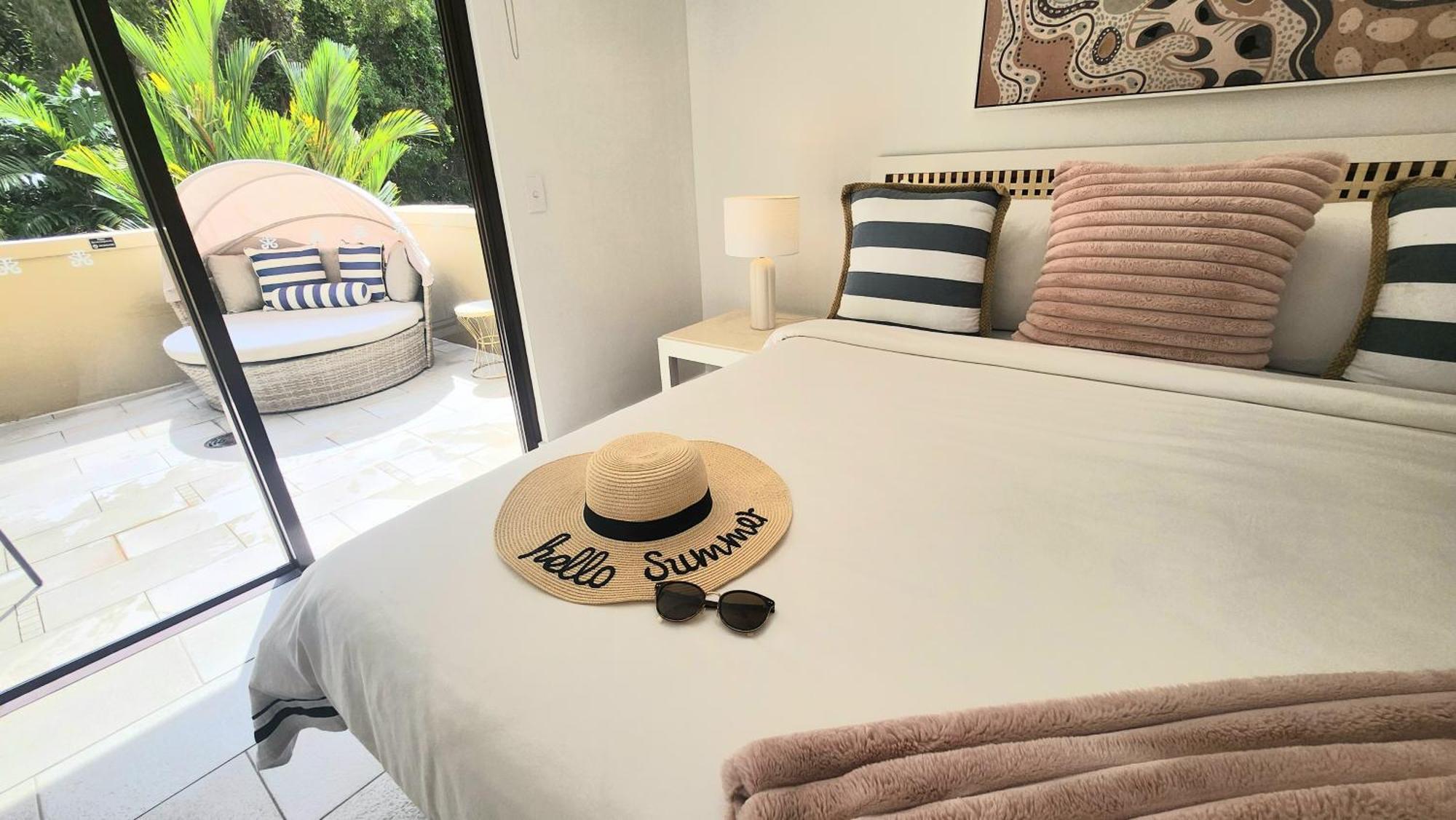 Private Apartments In The Temple Beachfront Resort Palm Cove Szoba fotó