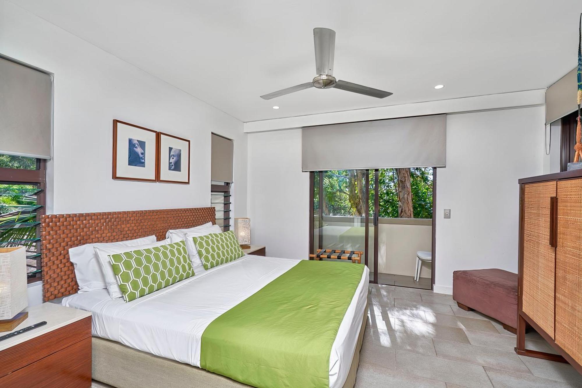 Private Apartments In The Temple Beachfront Resort Palm Cove Szoba fotó