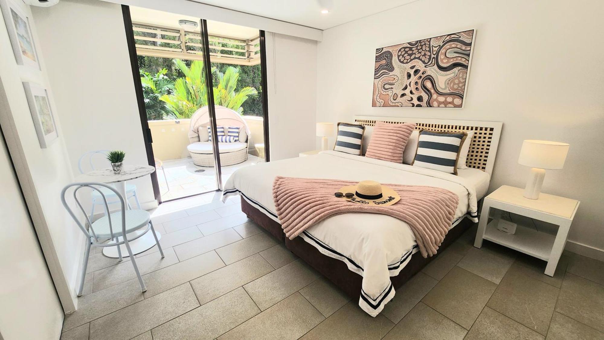 Private Apartments In The Temple Beachfront Resort Palm Cove Szoba fotó